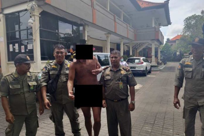 Ngamuk, WN Inggris Bugil Diamankan Satpol PP Denpasar 1