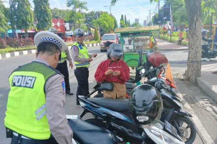 Parkir Sembarangan Di Bahu Jalan, Puluhan Pengendara Terjaring 1