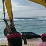 Pajero yang Terjerembab di Pantai Timbis Akhirnya Dievakuasi