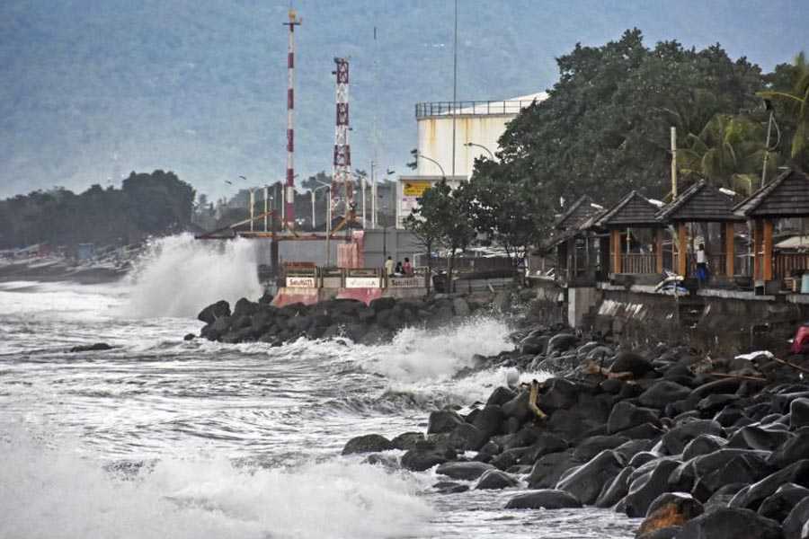 Gelombang Tinggi di Perairan Selat Bali hingga Akhir Juni
