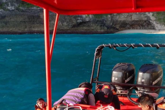 Dihantam Ombak Saat Berenang Di Pantai Kelingking, WN Jerman Alami Dislokasi Dievakuasi 1