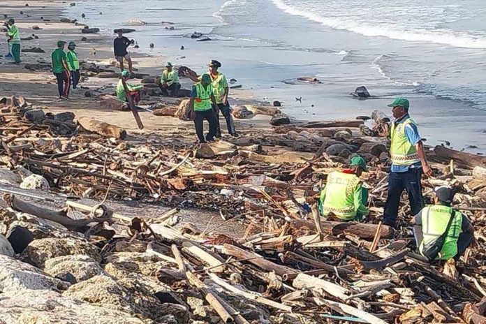 Fenomena Sampah Kiriman Kini Serbu Pantai Timur 1