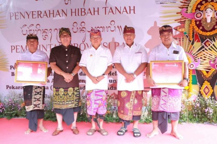 Hibahkan Tanah Ke Dua Desa Adat, Gubernur Koster Kembali Diapresiasi Bupati Badung 1
