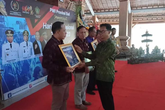 HPN Provinsi Bali Di Jembrana, PWI Bali Anugerahkan Tokoh Pers Ke K. Nadha 1