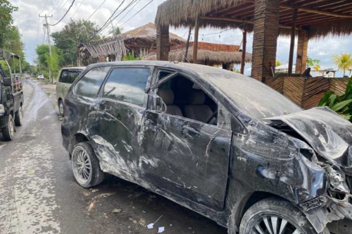 Mobil Tabrak Motor Dari Belakang, Selanjutnya Terjang 4 Motor Parkir Dan Gudang 1