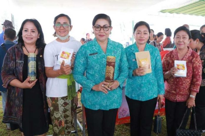 Putri Koster Serahkan 400 Paket Kebutuhan Pokok Kepada 100 Penerima Manfaat 1