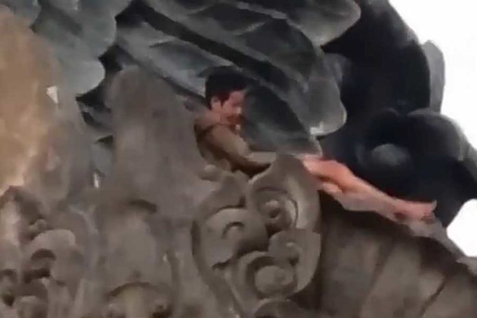 Viral Video Muda Mudi Duduk Di Atas GWS Tabanan 1