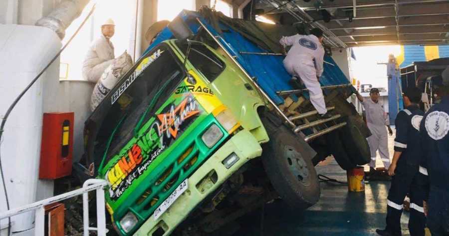 Gelombang Besar di Selat Bali, Truk Hino Terguling
