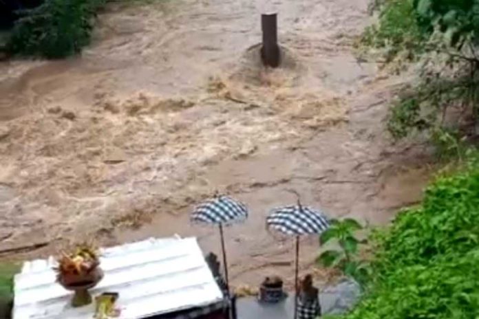 Banjir Terjang Pelinggih Pura Beji Batu Campuhan Desa Bengkel 1