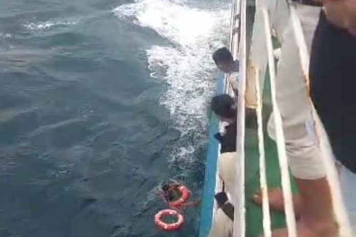 Diduga Stres Nunggu Kapal Nyandar, Penumpang Nekat Terjun Ke Laut 1