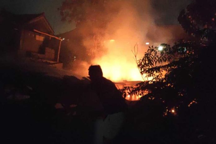 Disertai Sejumlah Ledakan, Belasan Bangunan Bedeng Terbakar 2