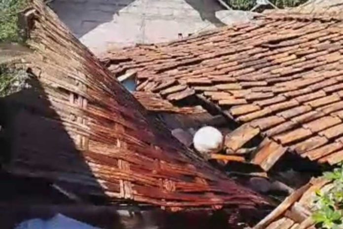 Diterpa Angin Kencang, Rumah Lansia Di Ban Ambruk 1