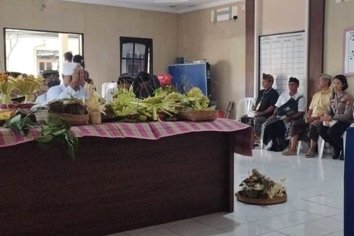 Pasangan Pembuang Bayi Menikah Di Polsek Densel 1
