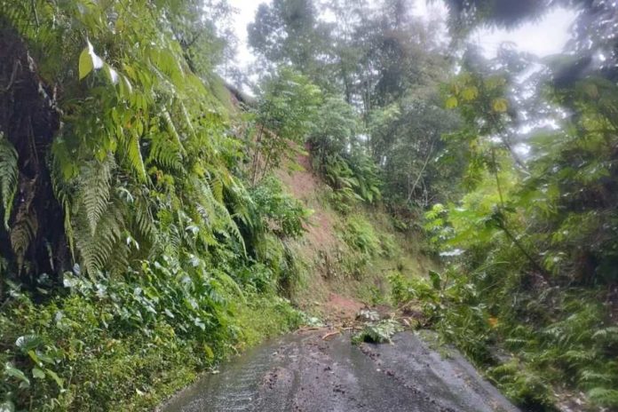 Sejumlah Jalan Di Bangli Tertimbun Longsor 1