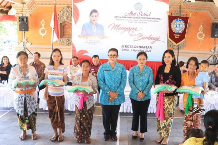 Aksi Sosial Menyapa Dan Berbagi Di Kota Denpasar, TP PKK Bali Sosialisasikan Sejumlah Program Gubernur Koster 1