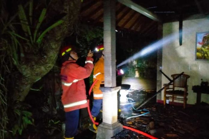 Rumah Warga Di Manggis Terbakar, Kerugian Capai Puluhan Juta 1