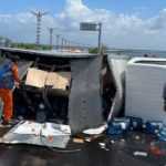 Pecah Ban, Truk Muatan Galon Air Mineral Terguling di Tol Bali Mandara