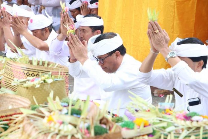 Desa Adat Anggabaya Mendem Pedagingan Di Pura Prajapati 1