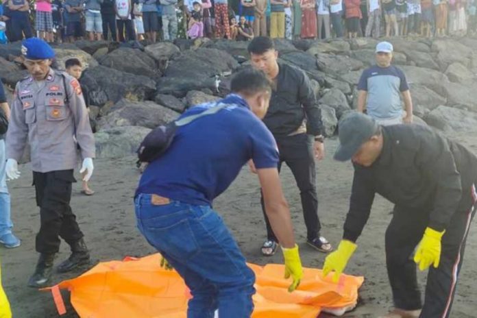 Jasad Pria Terdampar Di Pantai Perancak 1