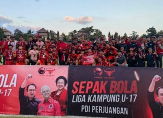 Koster Serahkan Piala Liga Kampung U-17 PDI Perjuangan