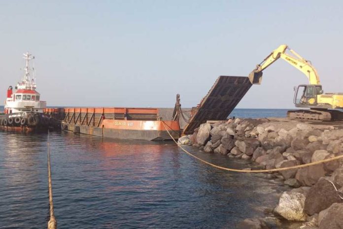 Berhari Hari Lego Jangkar Di Laut, PT. PTAK Terpaksa Bongkar Muatan Material 1