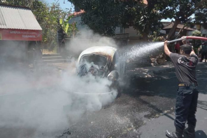 Mobil VW Terbakar, Satu Unit Armada Damkar Diturunkan 1