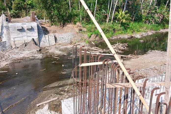 Tak Kunjung Selesai, Pembangunan Jembatan Di Yehembang Kauh Dipertanyakan 1