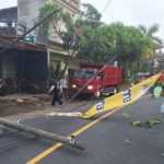 Truk Bermuatan Pasir Seruduk Tiga Tiang Provider Wifi Hingga Roboh