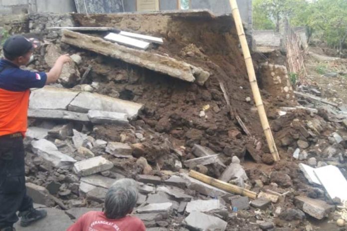 Hujan Deras, Rumah Warga Kubu Ambruk 1
