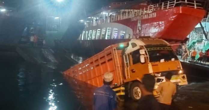 Rem Blong, Truk Nyemplung ke Laut di Gilimanuk