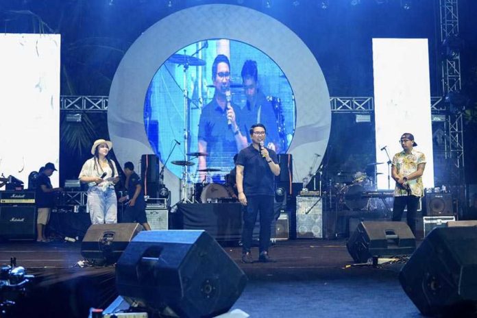 “From Kuta With Love”, Sekda Adi Arnawa Hadiri Pergantian Tahun Di Pantai Kuta 1