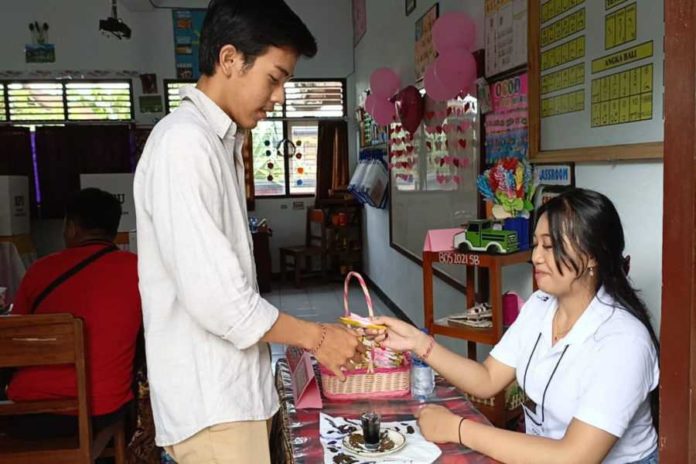 Di TPS Ini, Nyoblos Dapat Hadiah Cokelat 1