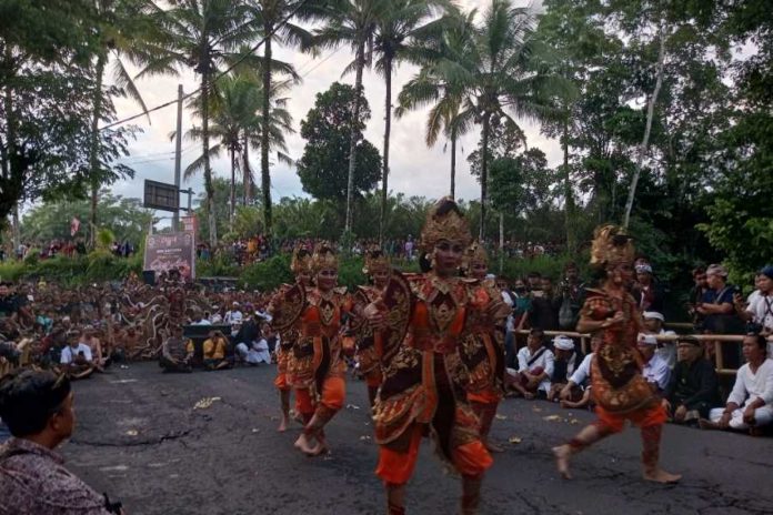 Tradisi Siat Api Di Desa Adat Duda Disaksikan Ribuan Krama 1
