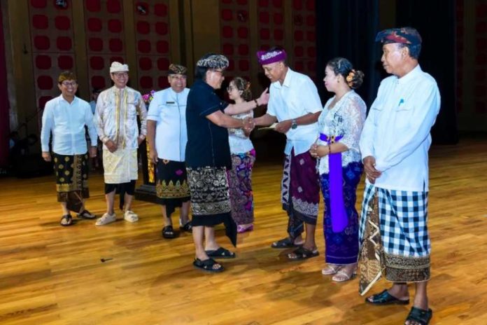 Bupati Badung Serahkan Hibah Dan BKK Rp 979 Miliar 1