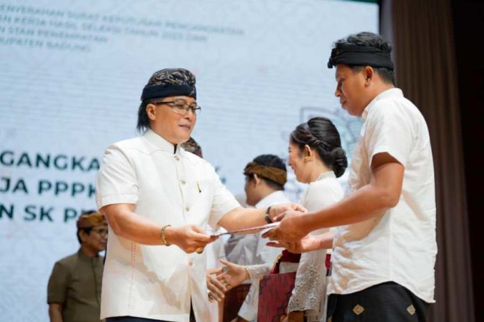 Bupati Giri Prasta Serahkan SK 1.935 P3K Dan 25 PNS 1