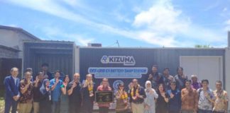 Prosesi peluncuran riset kerjasama off grid EV battery swap station dengan flexible solar panel di FT Unud Bukit Jimbaran, Jumat (5/4).