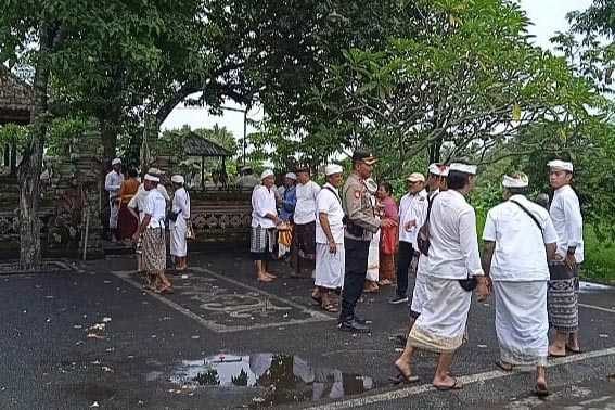 Warga Mas Tolak Penyatuan Dua Pura Prajapati 1