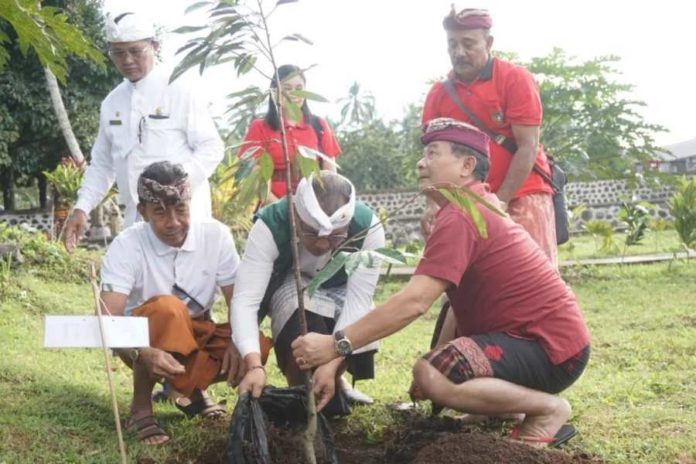 Bupati Gede Dana Dan Wabup Artha Dipa Ajak OPD Menanam Pohon Serentak Di Taman Bumi Banten 1
