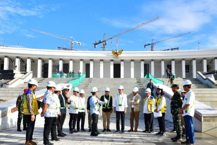 Tinjau Lapangan Upacara HUT Ke 79 RI Di IKN, Ini Kata Jokowi 1