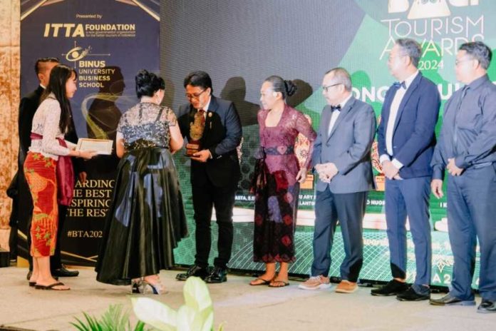 Bupati Giri Prasta Terima Penghargaan