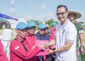 Petani di Badung Gunakan Mesin Panen Padi Modern Combine Harvester