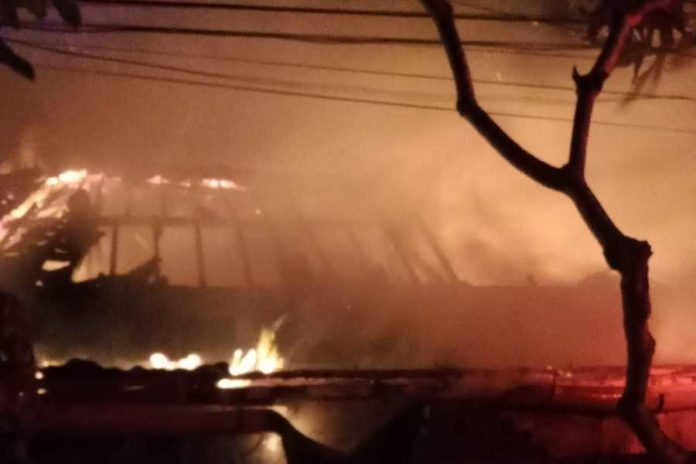 Bale Dauh Di Pengosekan Terbakar, Tiga Damkar Dikerahkan 1