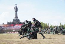 Peringati HUT ke-79 TNI, Batalyon Pemukul Kodam IX/Udayana Unjuk Kebolehan