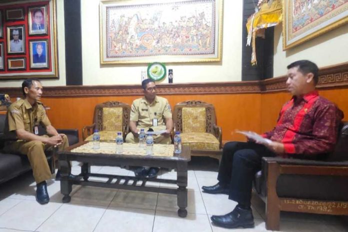 Turun Ke SMKN 1 Klungkung, Ketua Komisi IV DPRD Bali Pertanyakan Ratusan Ijazah Ditahan 1