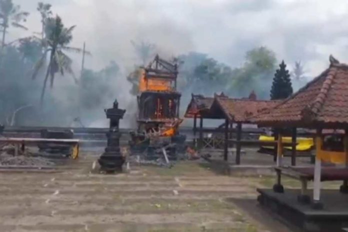 Sejumlah Pelinggih Pura Puseh Dan Pura Panti Pasek Gelgel Terbakar 1