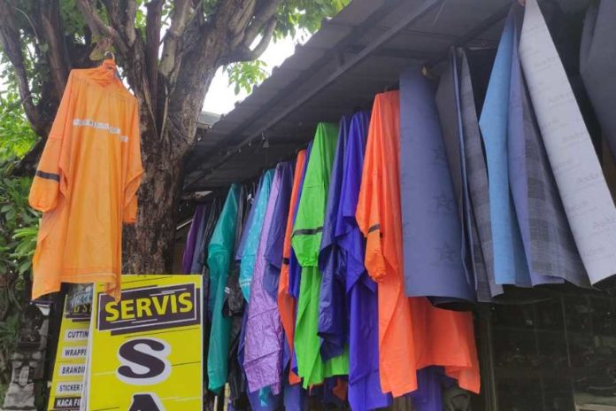 Musim Hujan Tiba, Tren Penjualan Jas Hujan Stabil 1