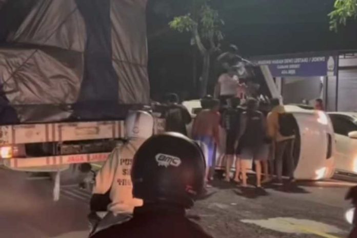 Tabrak Kendaraan Parkir, Mobil Terguling Di Sempidi 1