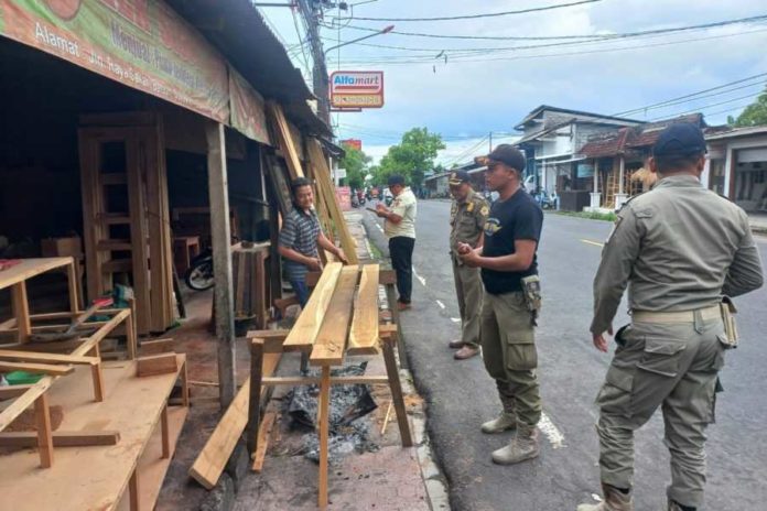 Taruh Barang Di Tratoar, Satpol PP Tertibkan Usaha Mebel 1