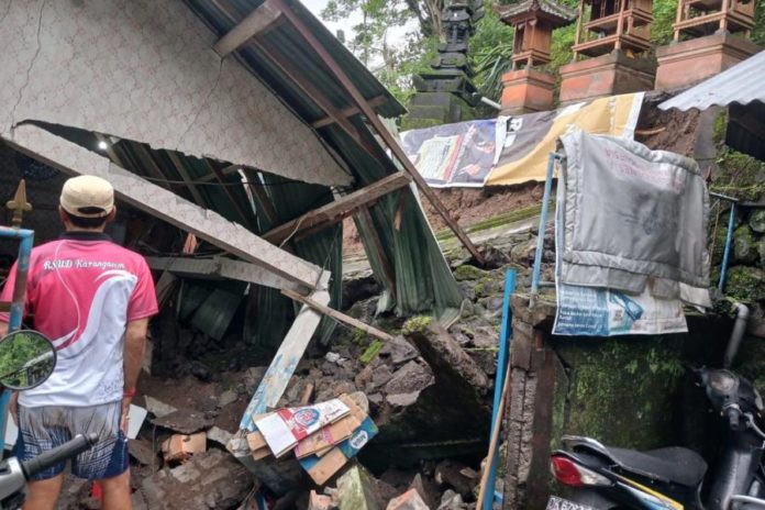 Diguyur Hujan Deras, Tanah Longsor Timbun Pelinggih Dan Warung 1