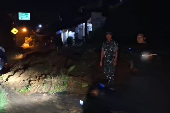 Longsor Timbun Dua Jalan Di Bangli Saat Malam Tahun Baru 1